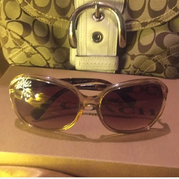 💋COACH CRYSTAL LT KISSING C SQUARE SUNGLASSES & CASE😎